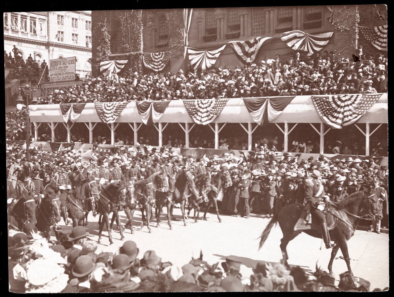 Ansicht der Menge und einer berittenen Militärgruppe in der Dewey-Parade auf der Fifth Avenue, New York, 1899 von Byron Company