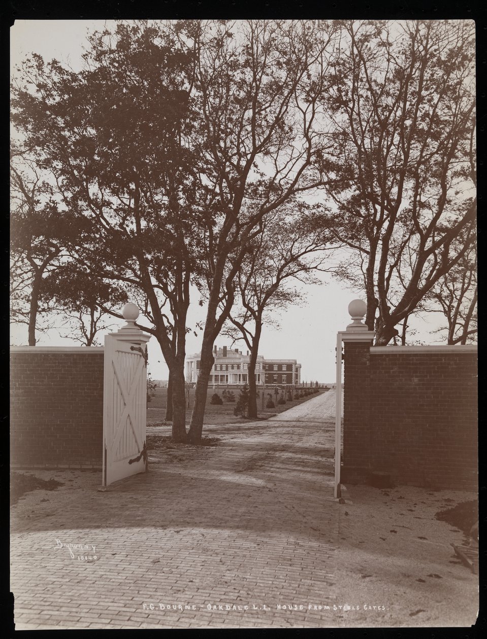 Ansicht des Haupthauses von den Stalltüren auf F.G. Bournes Anwesen in Oakdale, Long Island, New York von Byron Company