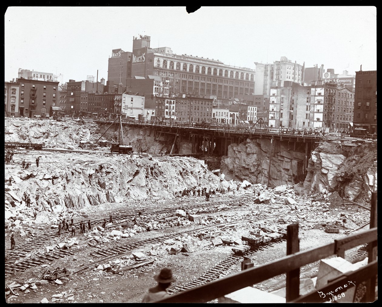 Ansicht der Arbeiter bei der riesigen Ausgrabung für den Pennsylvania-Bahnhof, New York, 1906 von Byron Company