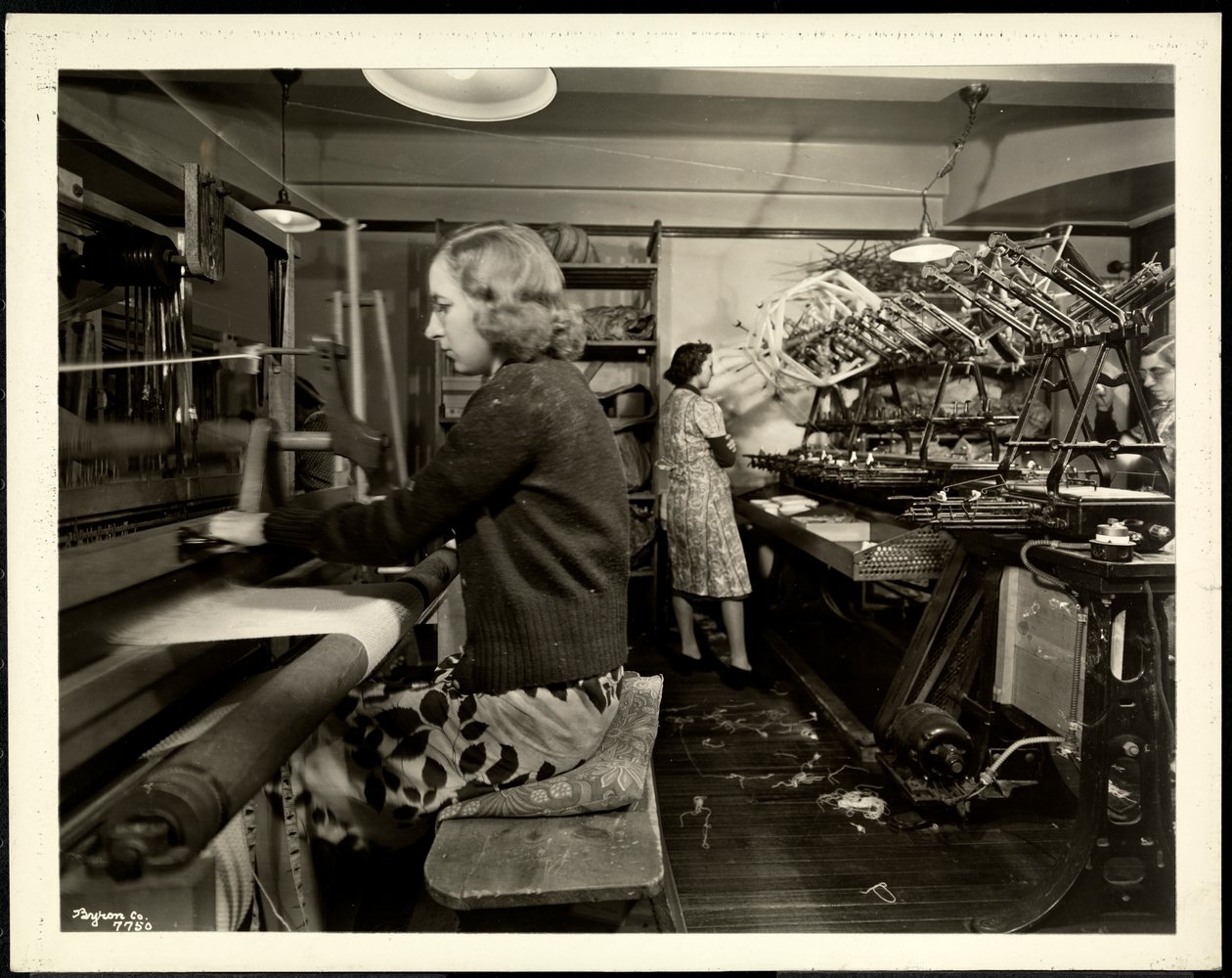 Frauen auf dem Webboden der New York Association for the Blind, 111 East 59th Street, New York, 1939 von Byron Company