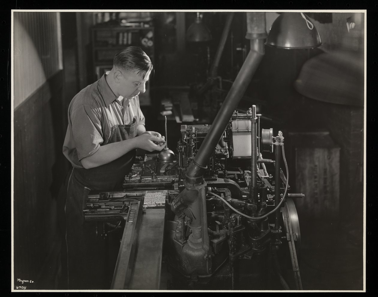 Arbeiten an einer Monotyp-Maschine bei Unz und Co., 24 Beaver Street, New York, 1932 von Byron Company