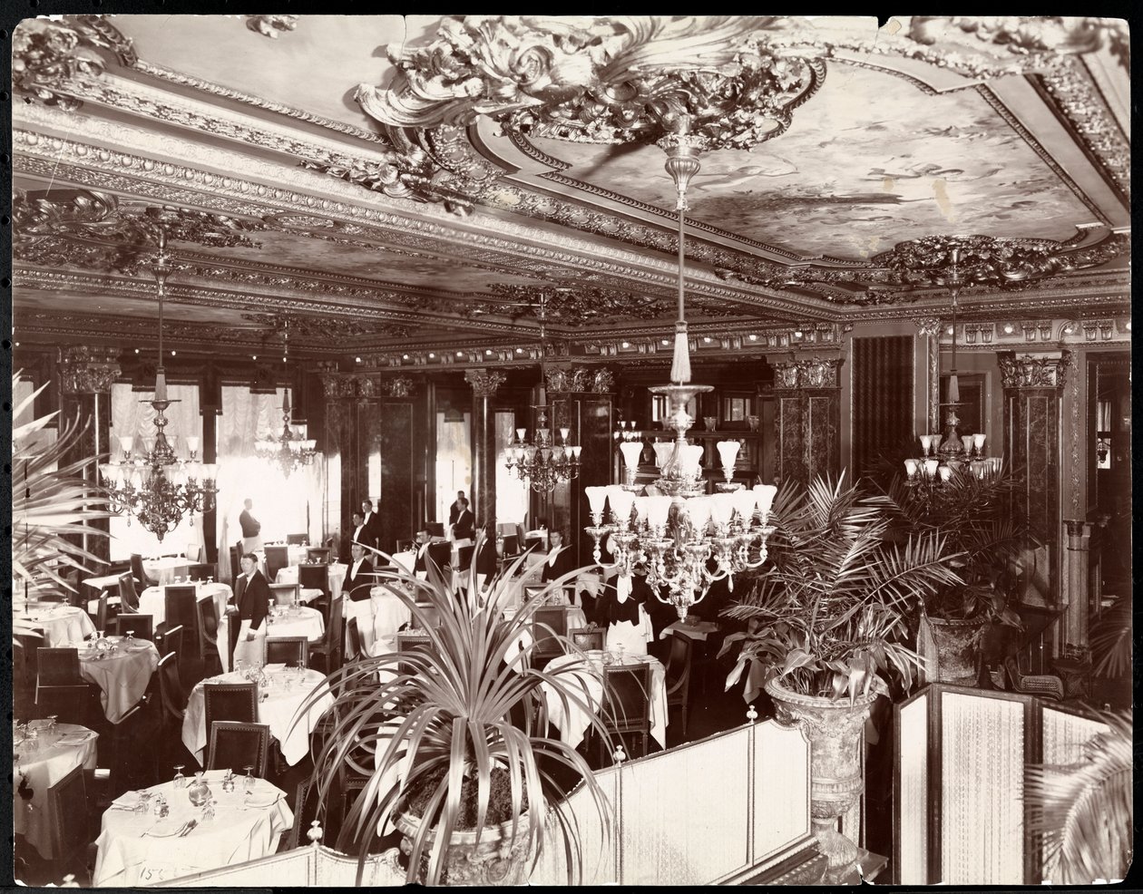 Ein Speisesaal im Hotel Savoy, ca. 1895-96 von Byron Company