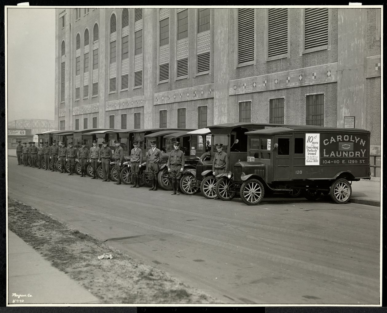 Eine Reihe von Lieferwagen, die vor der Carolyn Laundry in der 111 East 128th Street, East Harlem, New York, 1929, geparkt sind von Byron Company