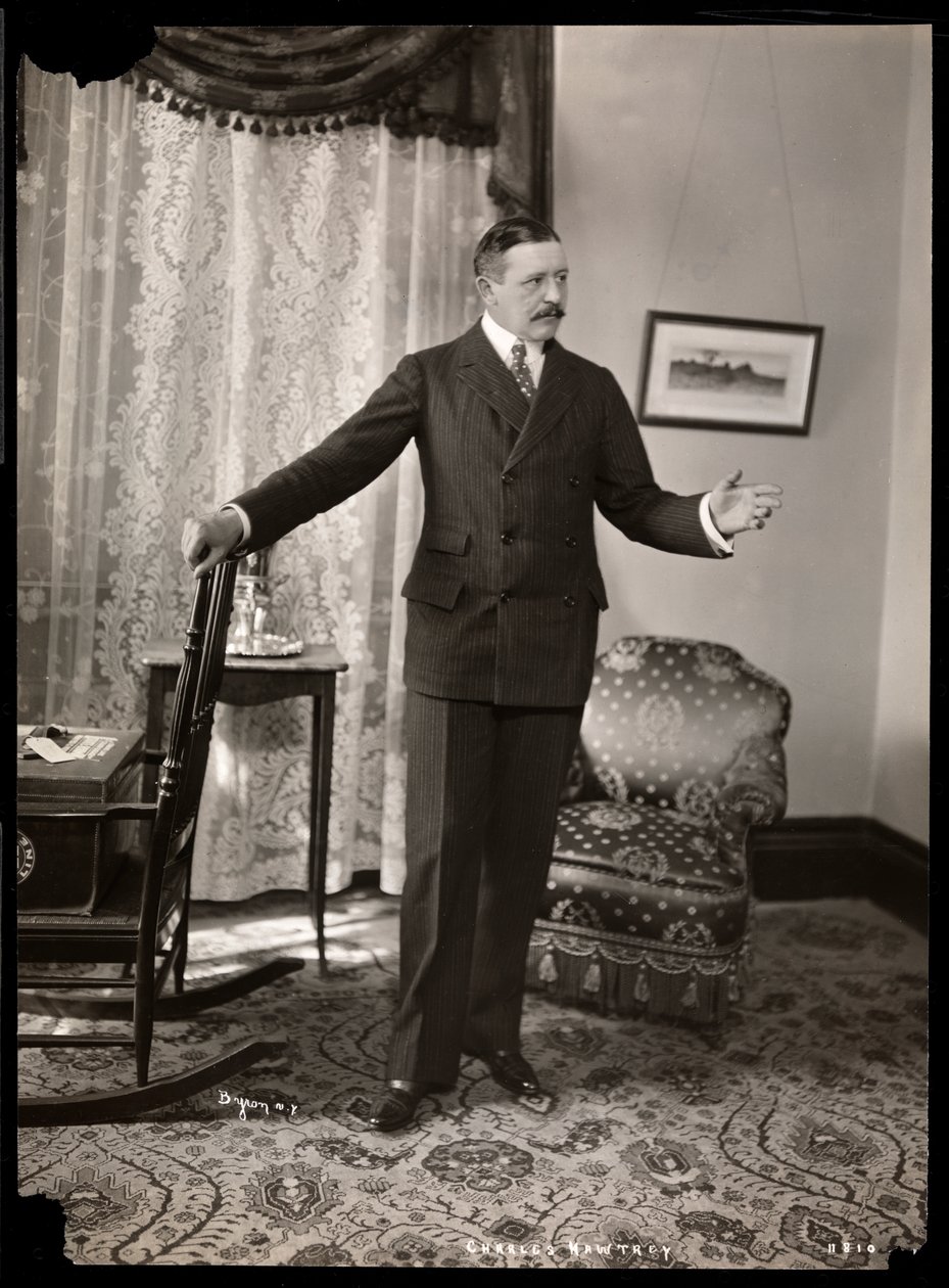 Charles Hawtrey in seiner Wohnung im Holland House an der Fifth Avenue, New York, 1901-2 von Byron Company