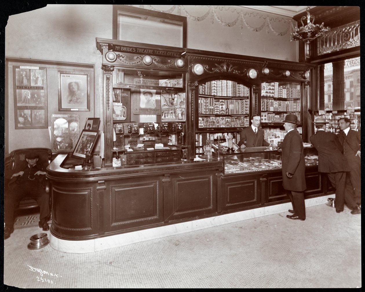Zigarren- und Theaterkartenverkaufsstand im Hotel Cadillac, 1907 von Byron Company