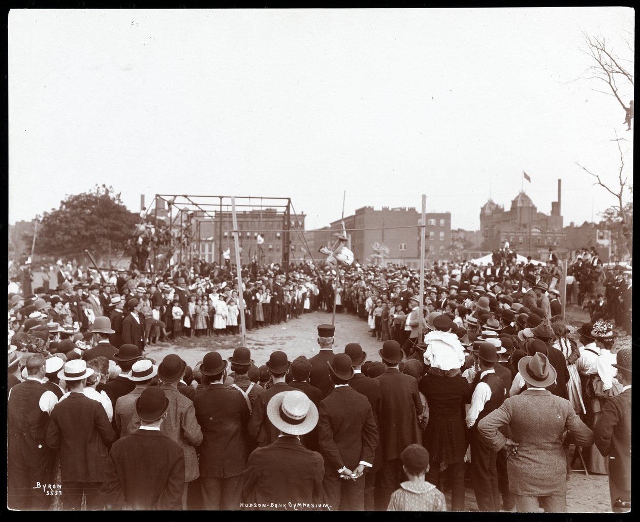 Menschenmenge beobachtet einen Stabhochspringer im Hudson Bank Gymnasium und Spielplatz, 53rd Street und 11th Avenue, New York, 1898 von Byron Company