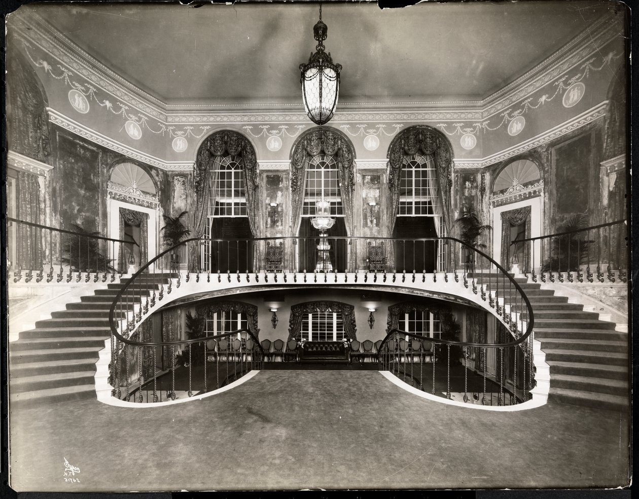 Doppeltreppe im Ritz-Carlton Hotel, 1913 von Byron Company