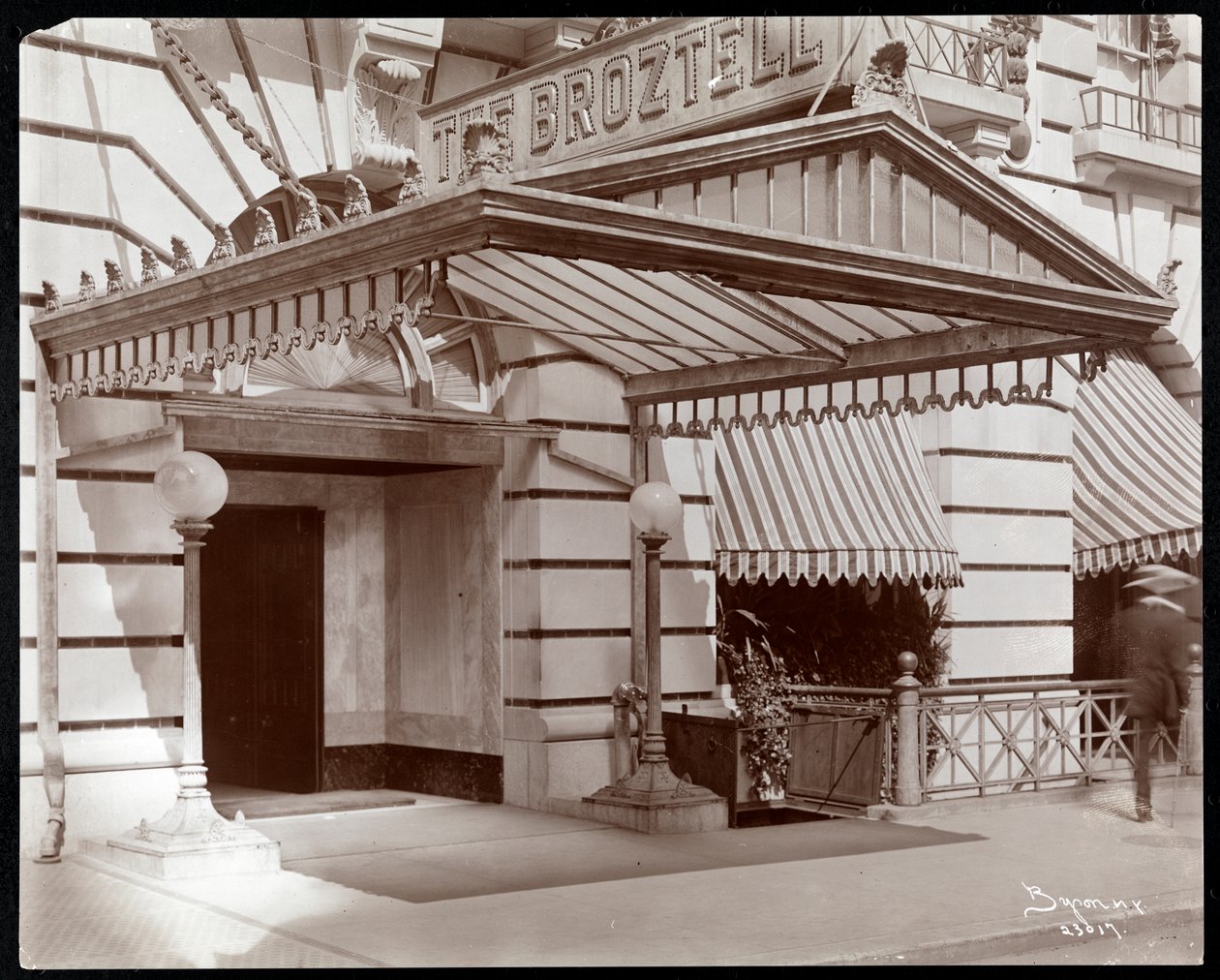 Eingang des Hotel Broztell, 3 East 27th Street, New York, 1906 von Byron Company