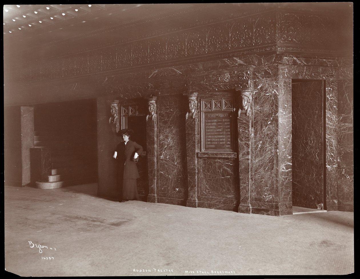 Ethel Barrymore in der Lobby des Hudson Theaters in New York, 1903 von Byron Company