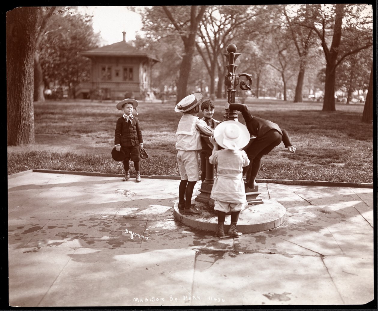 Fünf Kinder spielen und trinken am Brunnen im Madison Square, New York, 1901 (Silbergelatineabzug) von Byron Company