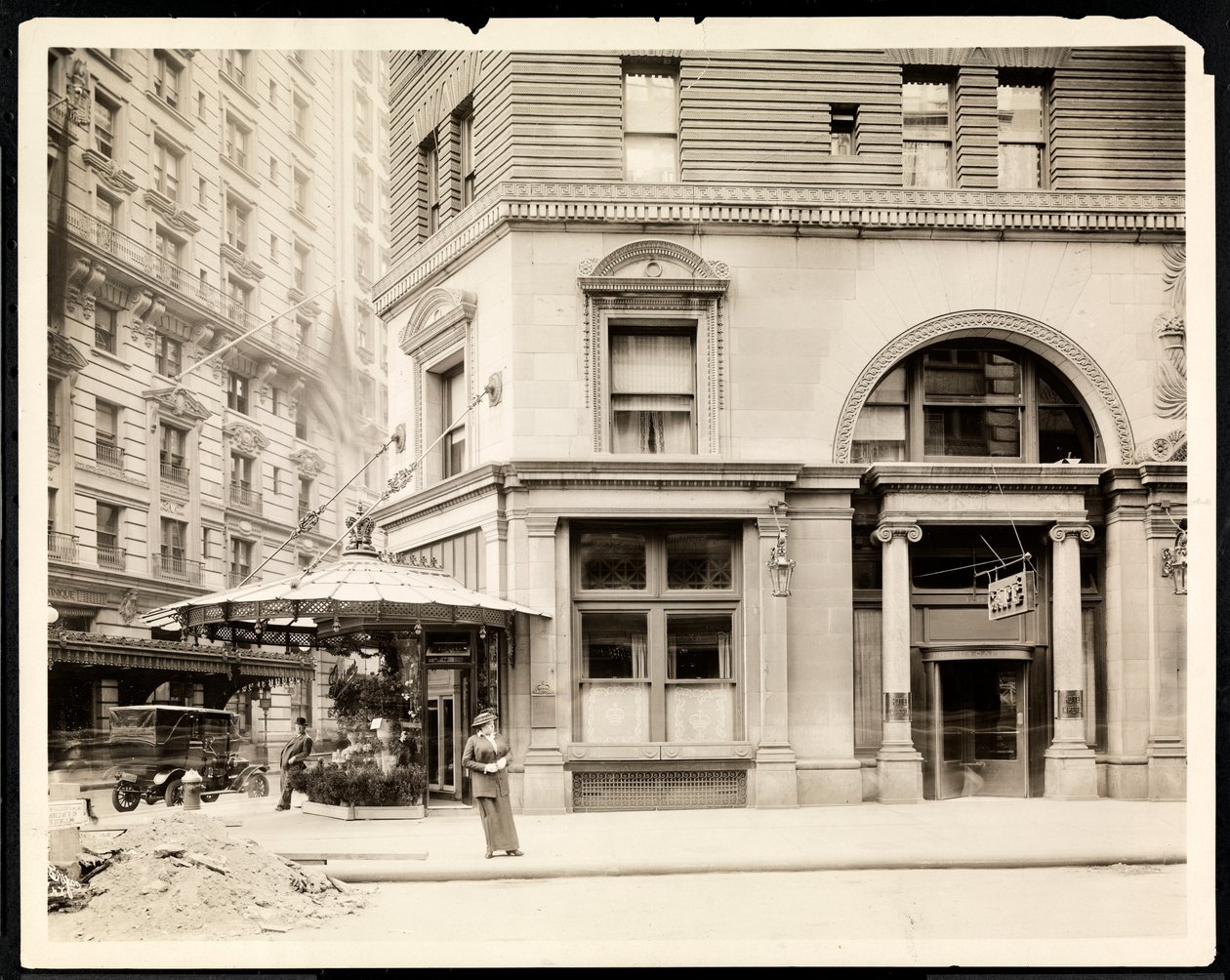 Blumenstand und Eingang zum Hotel Imperial Cafe an der Broadway und 32nd Street, New York, ca. 1905 (Silbergelatineabzug) von Byron Company