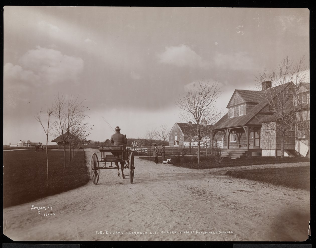 Gesamtansicht von Häusern und Gebäuden auf dem Anwesen von F.G. Bourne in Oakdale, Long Island, New York, 1900 von Byron Company