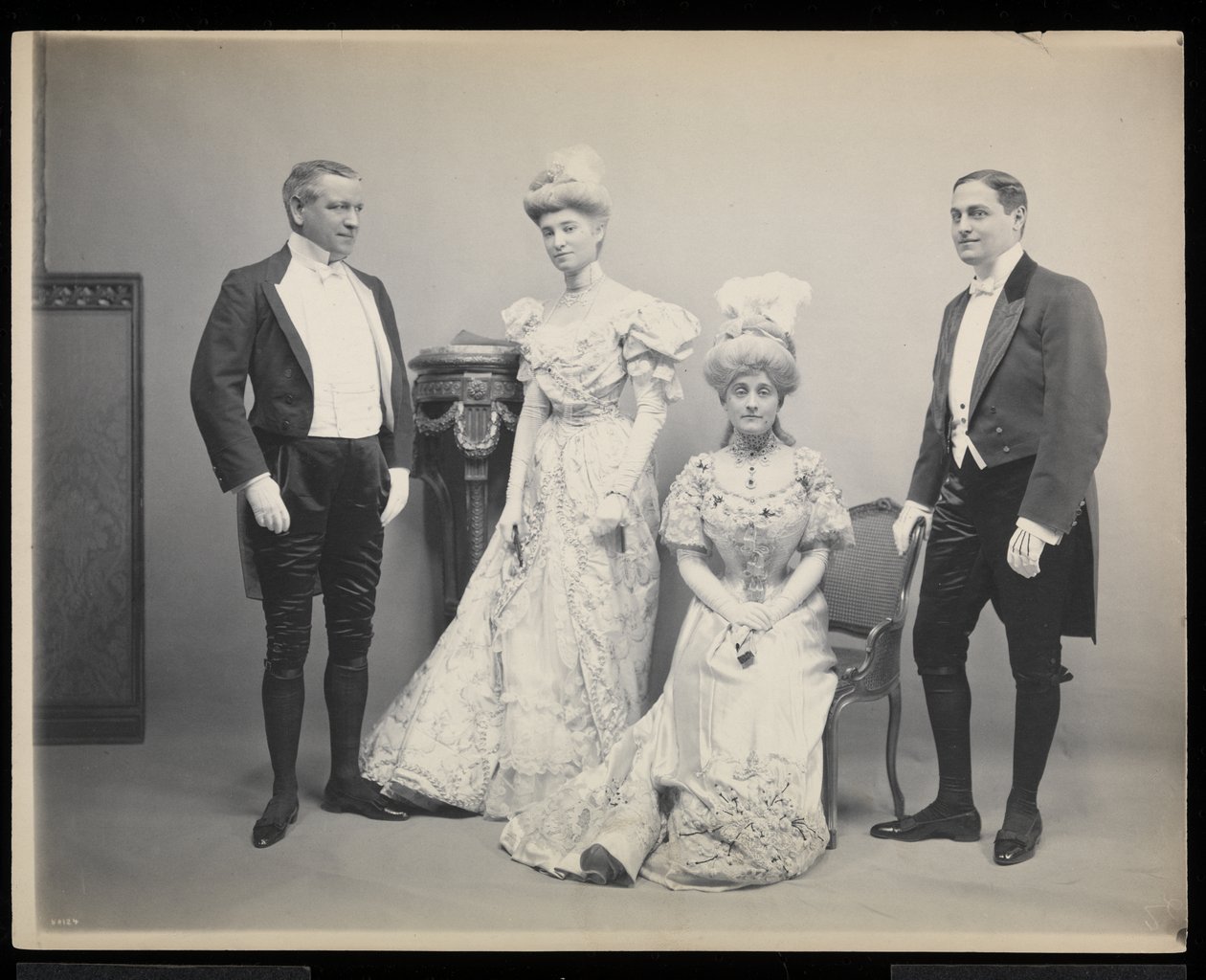 Gruppenporträt von Sydney Dillon Ripley mit drei anderen auf dem James Hazen Hyde Ball, New York, 31. Januar 1905 von Byron Company