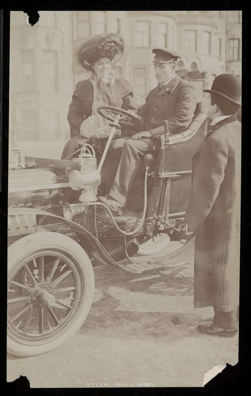 Hattie Williams sitzt mit Fahrer in einem der ersten Automobile von New York City, New York, 1890-1910 von Byron Company