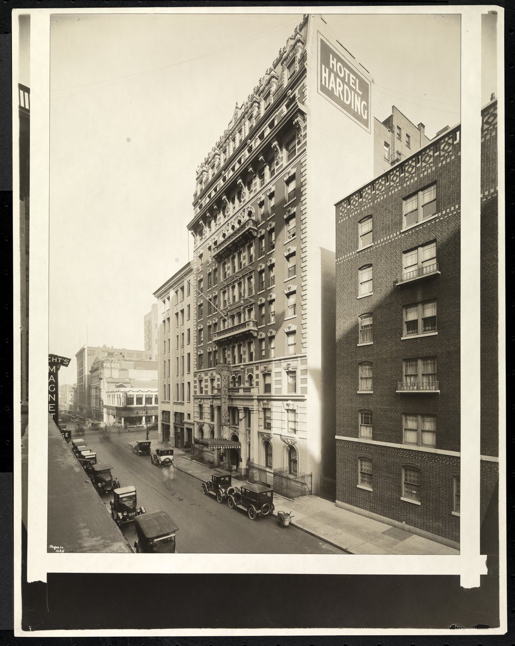 Hotel Harding an der 55th Street und Broadway, New York, 1921 von Byron Company