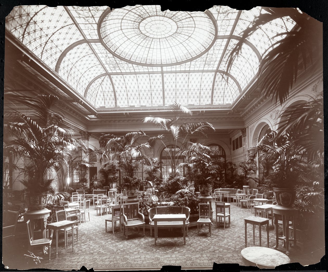 Lounge im Plaza Hotel, ca. 1907 von Byron Company