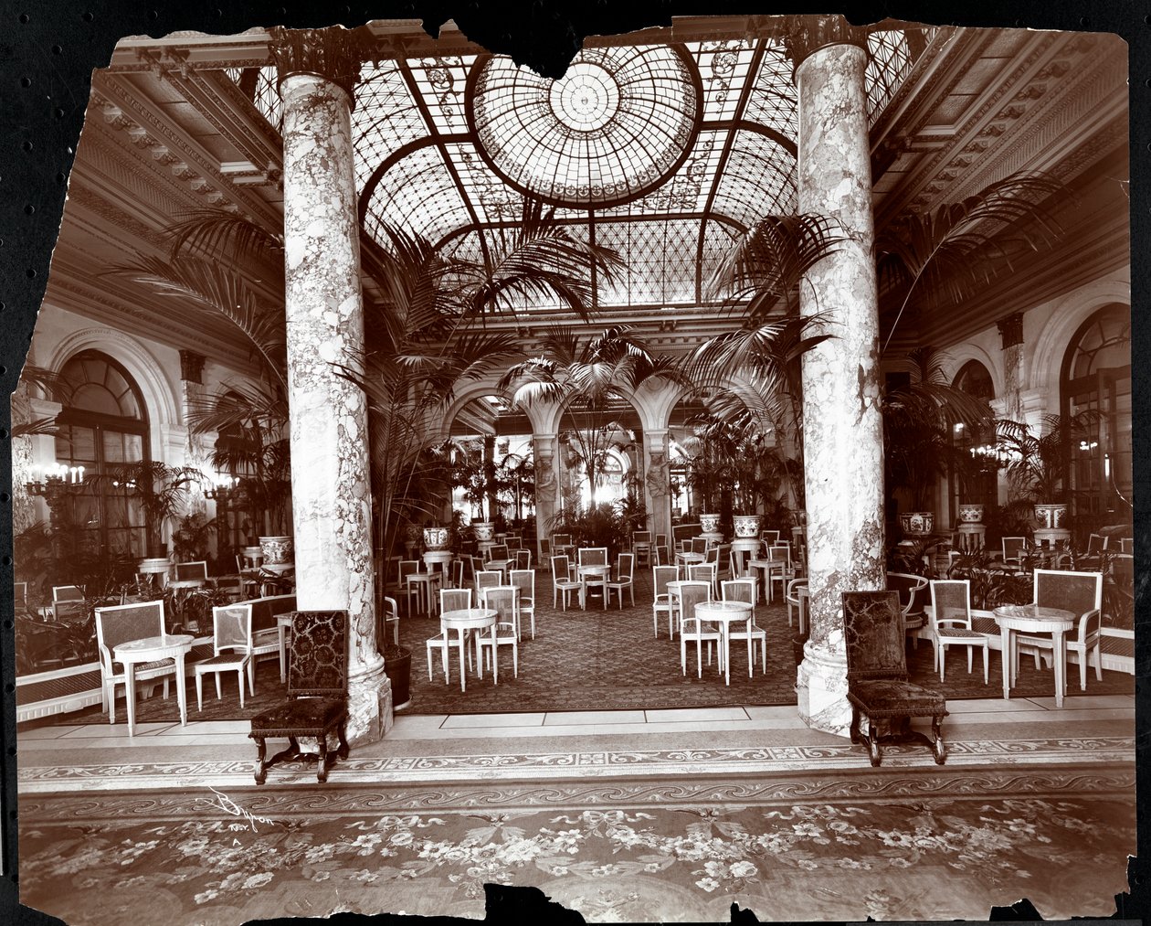 Lounge im Plaza Hotel, ca. 1907 von Byron Company