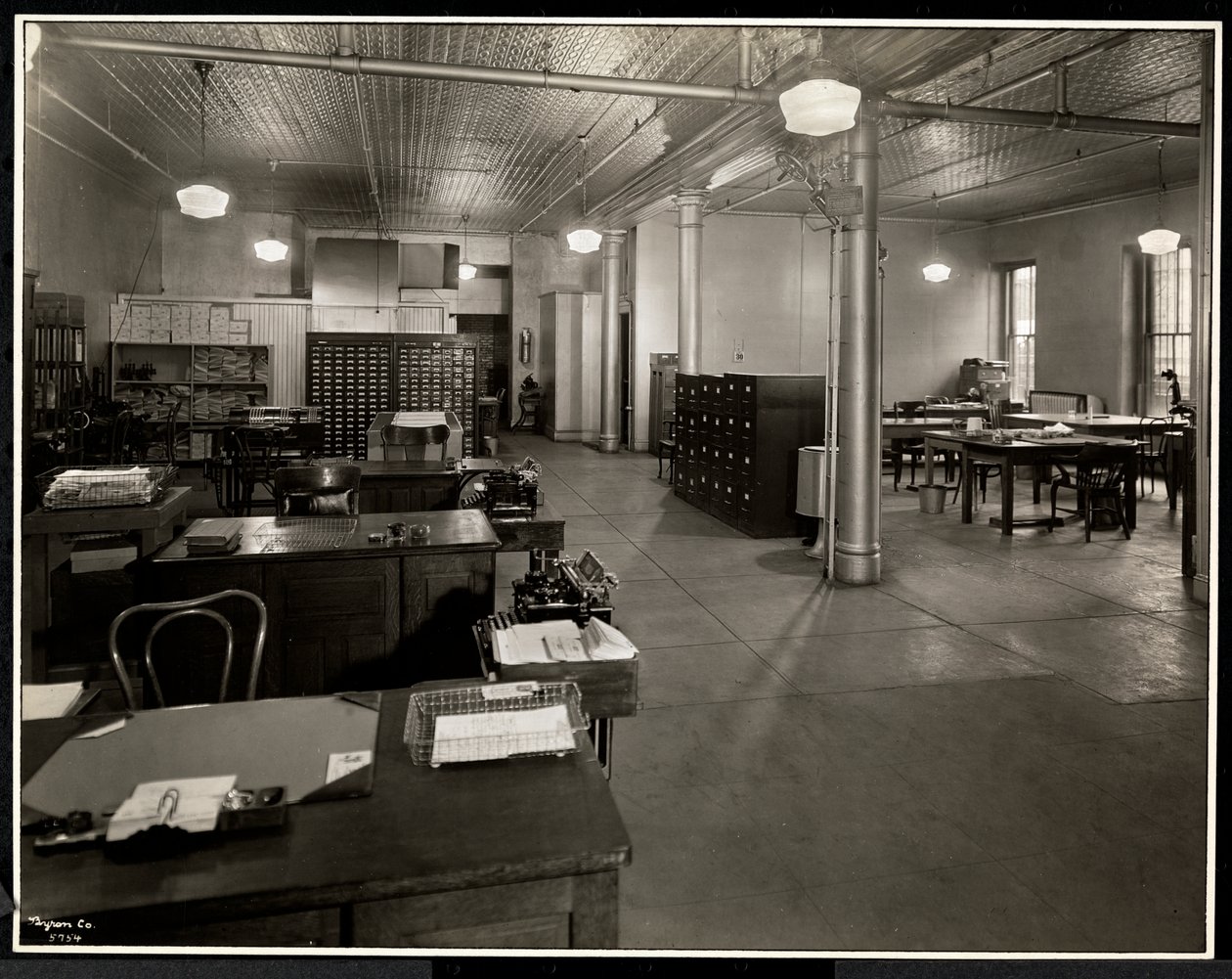 Hauptbüro der Carolyn Wäscherei in der 111 East 129th Street, East Harlem, New York, 1929 von Byron Company