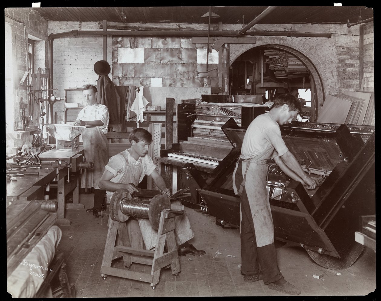Männer arbeiten in der Hardman, Peck und Co. Klavierfabrik, New York, 1907 von Byron Company
