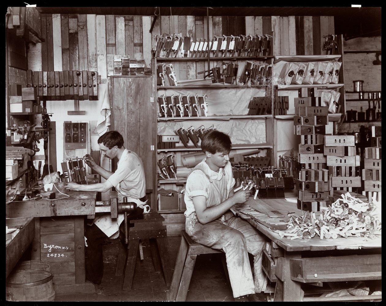 Männer arbeiten in der Hardman, Peck und Co. Klavierfabrik, New York, 1907 von Byron Company