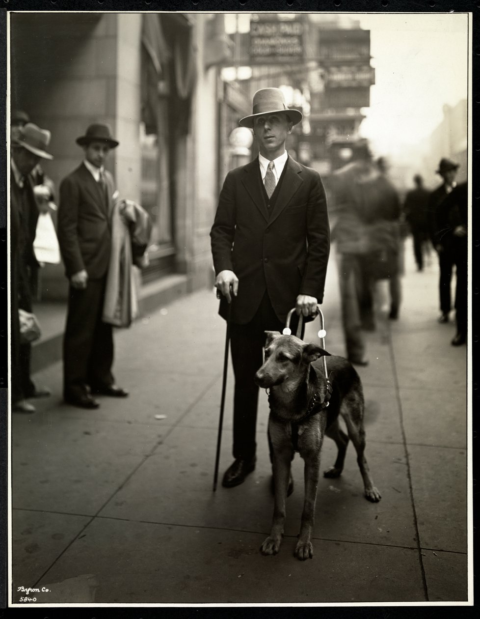 Herr Himmel von der New York Association for the Blind, 111 East 59th Street, New York, 1930 von Byron Company