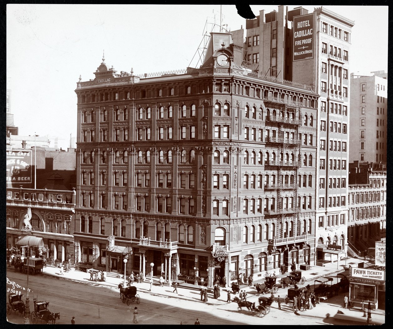 Nordost-Ecke des Hotel Cadillac an der Broadway und 43rd Street, New York von Byron Company