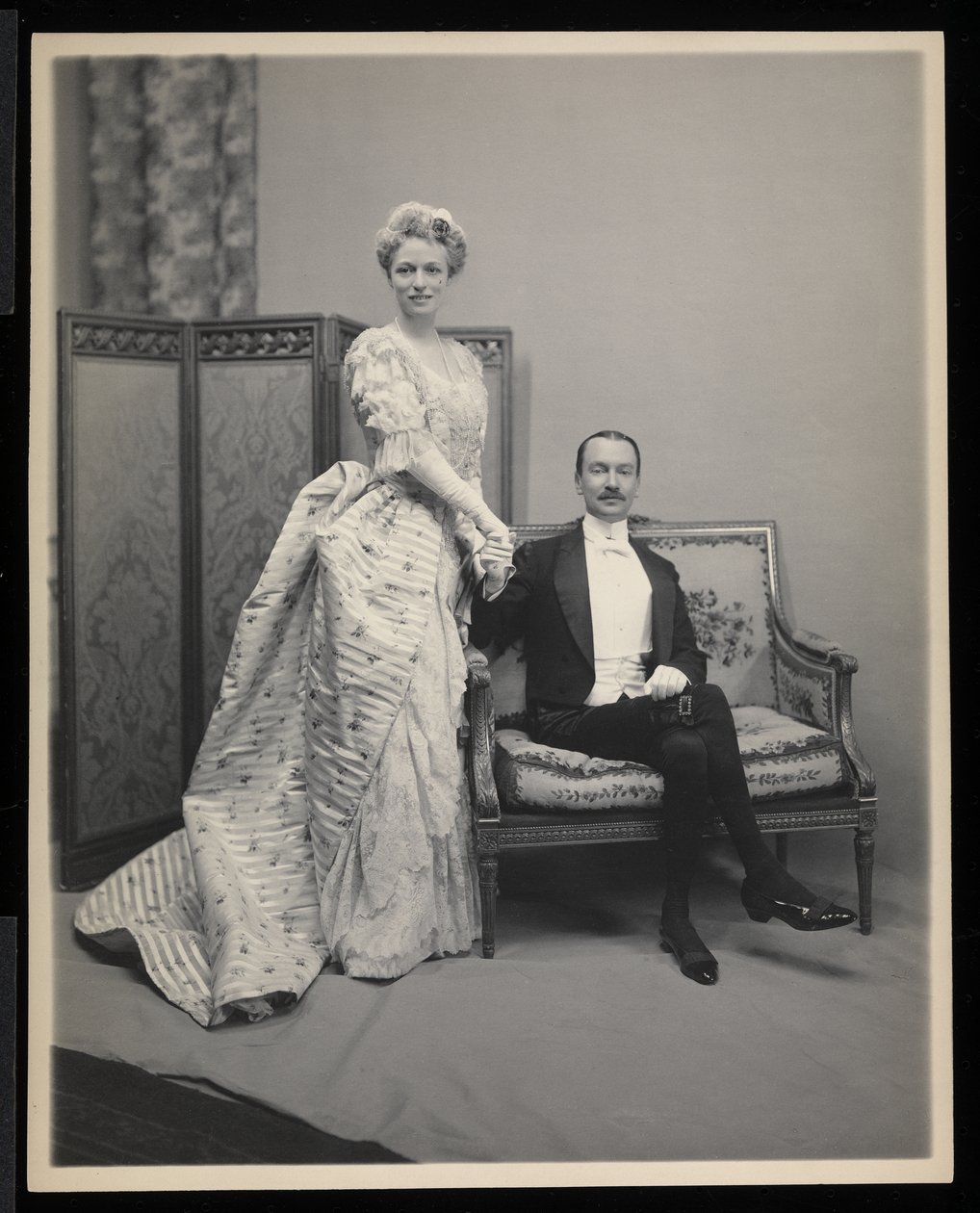 Porträt eines unbekannten Mannes und einer Frau auf dem James Hazen Hyde Ball, New York, 31. Januar 1905 von Byron Company