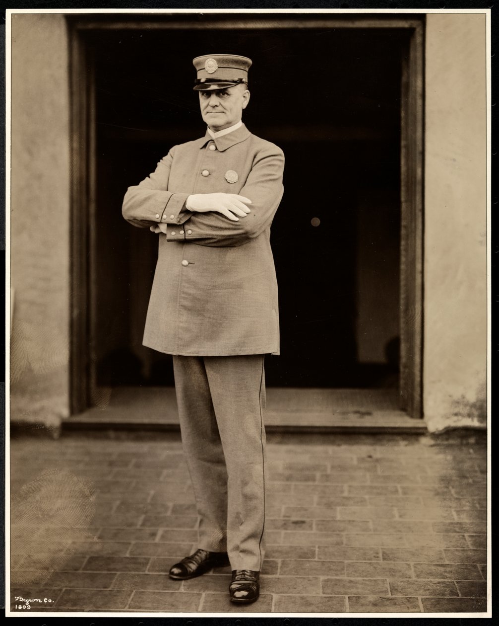 Porträt des größten Polizisten im Hotel Commodore, 1922 von Byron Company