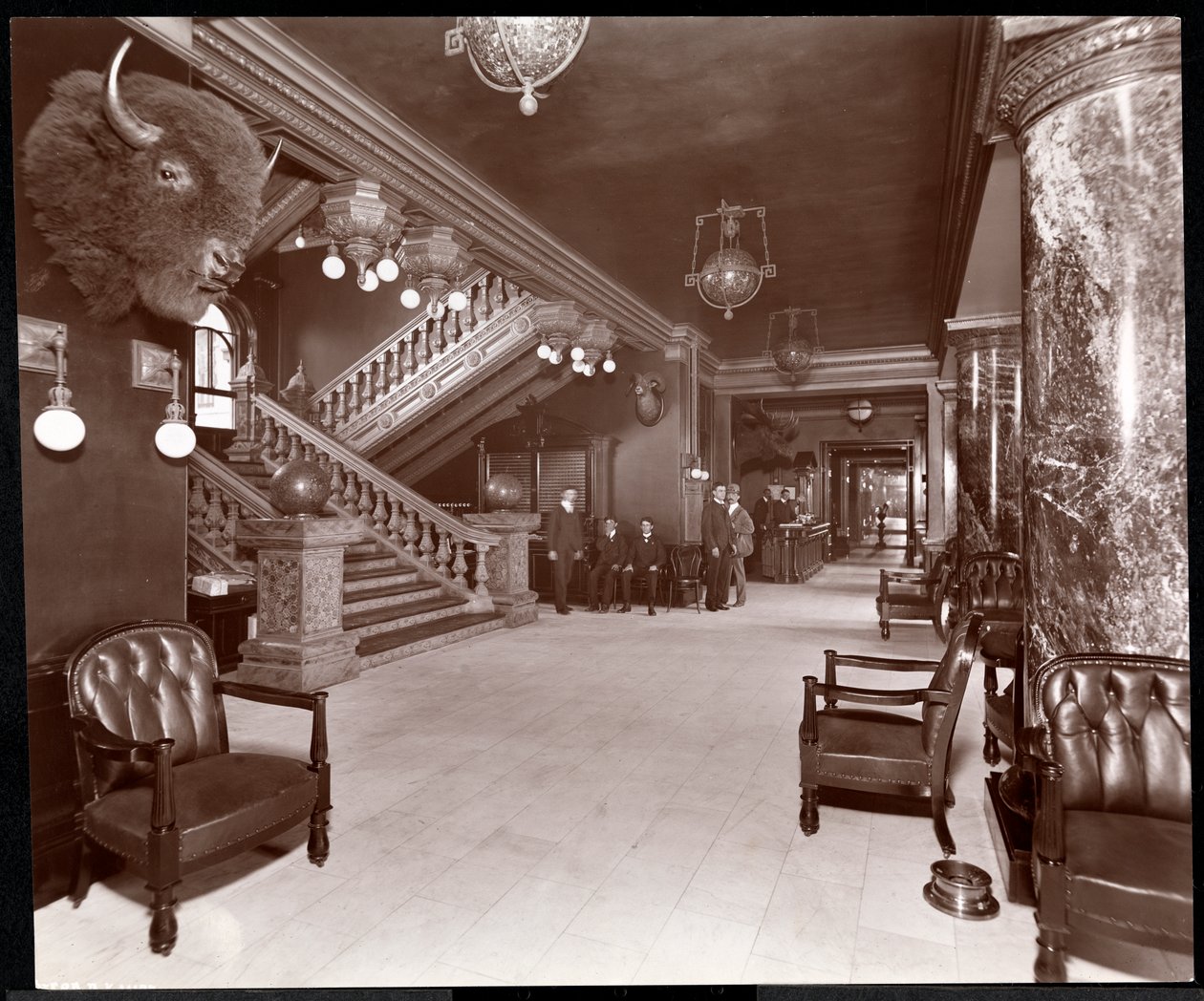 Treppe und Lobby im Park Avenue Hotel, 1901 oder 1902 von Byron Company