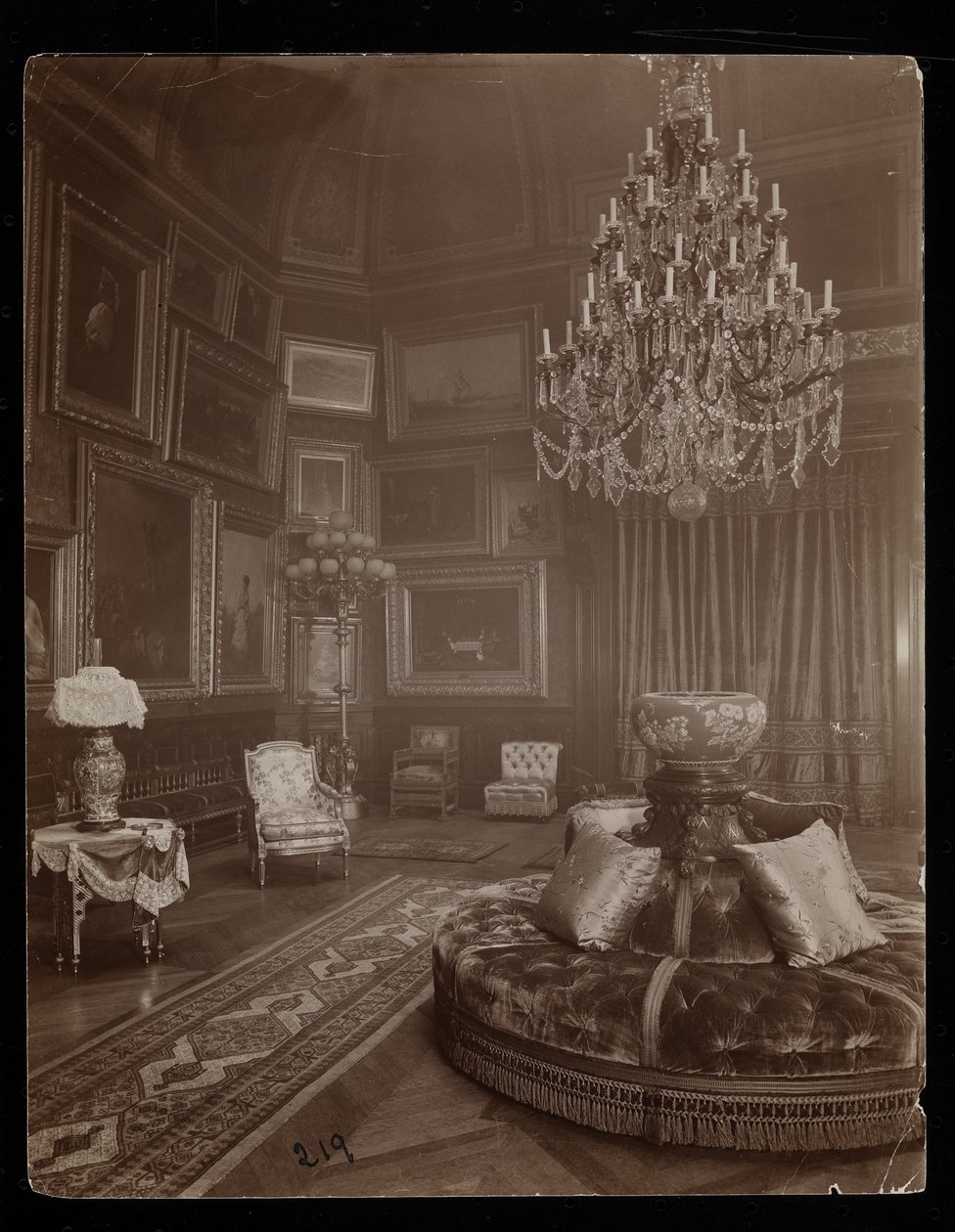 Die Residenz von Mrs. William Astor, 5th Avenue und 34th Street, New York, 1894 von Byron Company