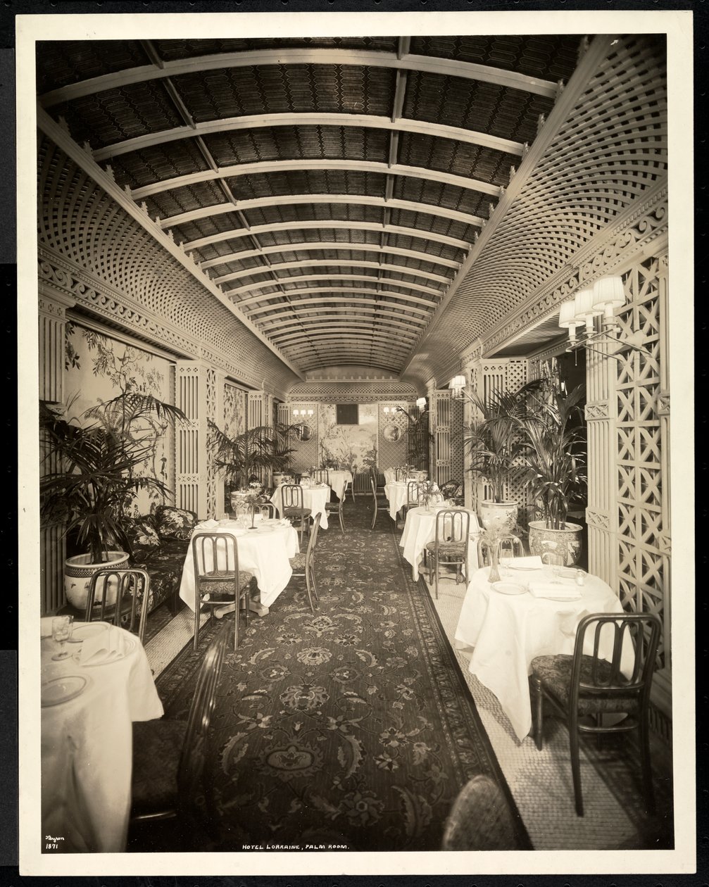 Das Palm Room Restaurant im Hotel Lorraine, 1923 von Byron Company