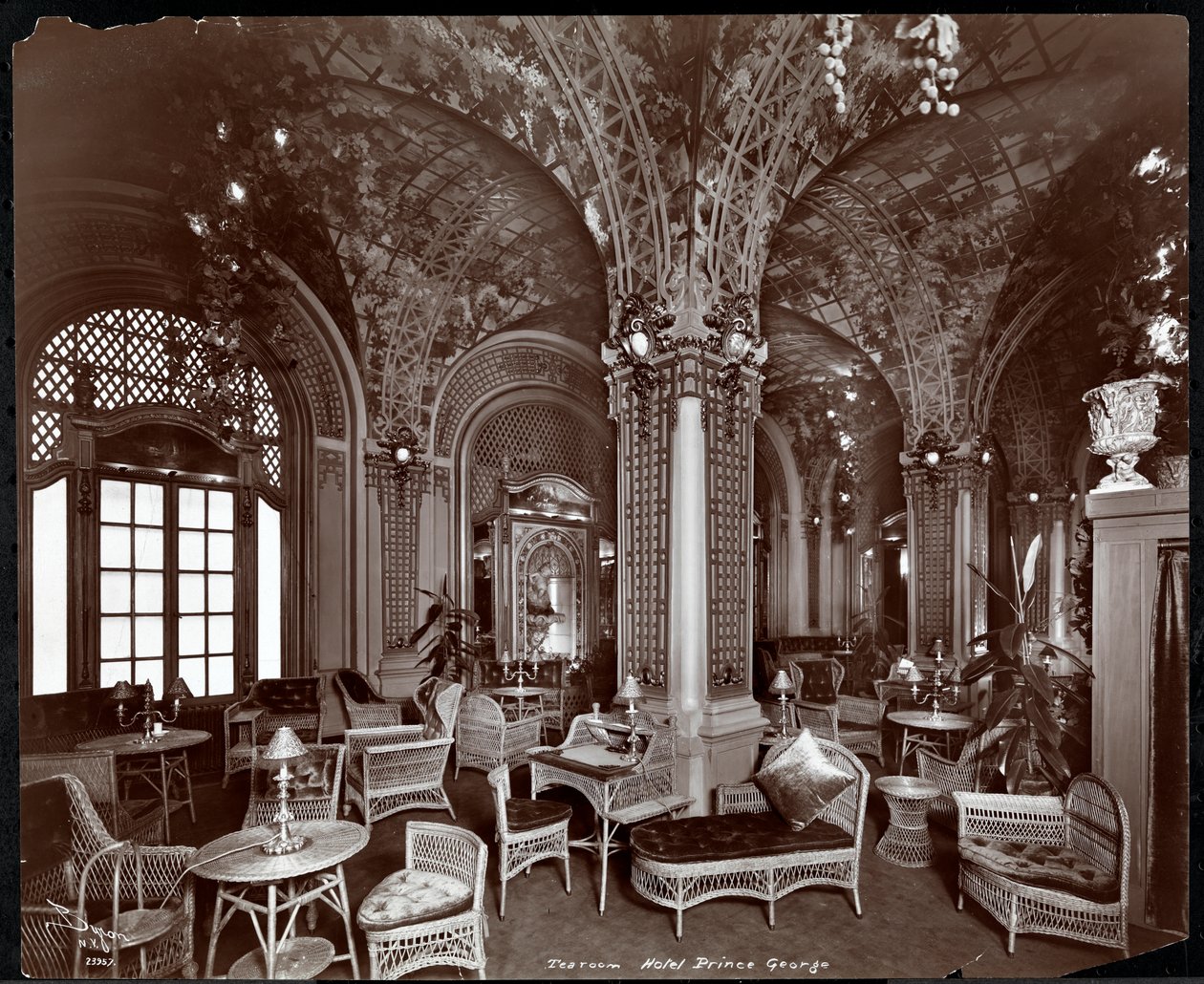 Der Teesalon im Hotel Prince George, 1907 von Byron Company