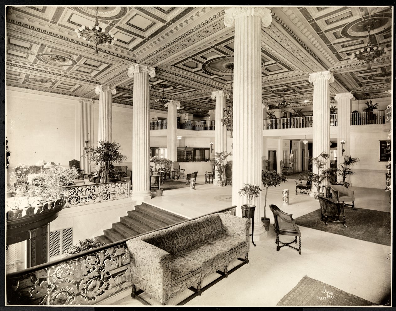 Der Eingang und die Lobby des Robert Treat Hotels, Newark, New Jersey, 1916 von Byron Company