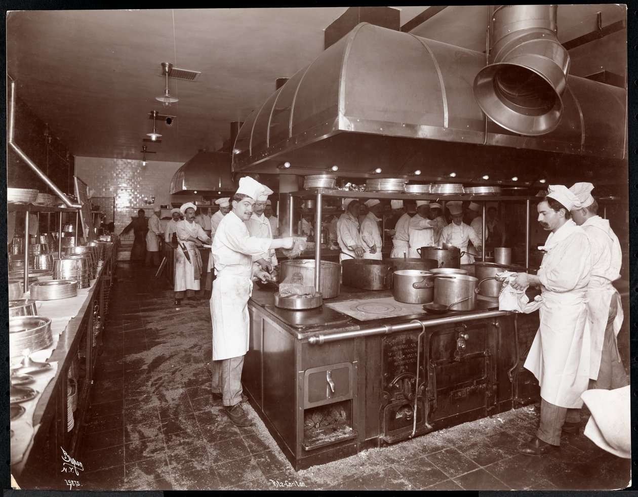Die Küche im Ritz-Carlton Hotel, ca. 1910-11 von Byron Company