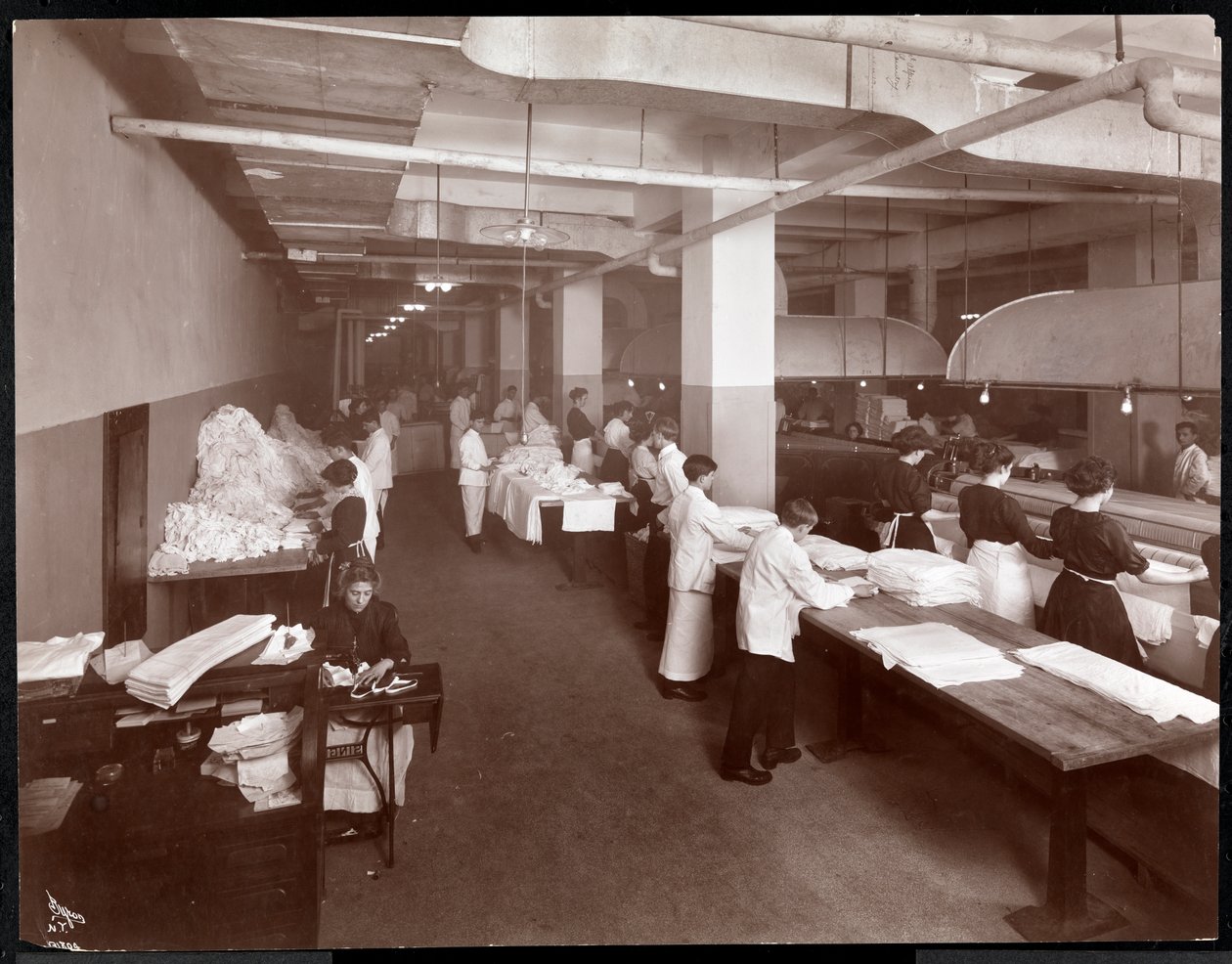 Der Waschraum im Hotel McAlpin, 1913 von Byron Company