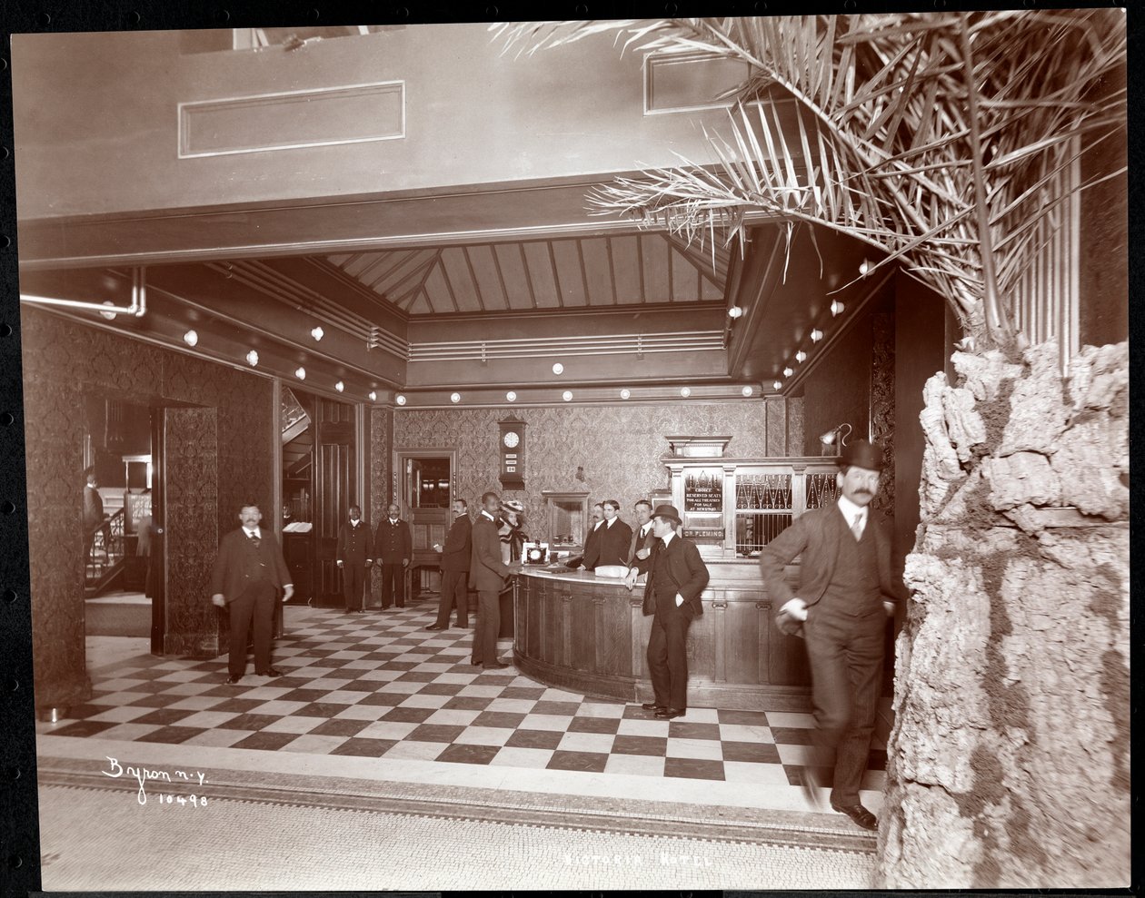 Die Lobby und der Registrierungsschalter im Hotel Victoria, 1900 oder 1901 von Byron Company