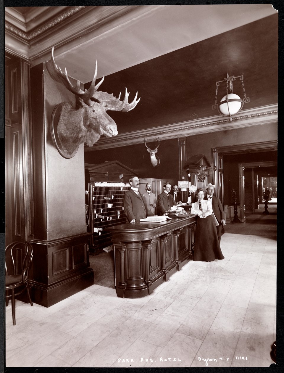 Die Lobby und der Empfangstresen im Park Avenue Hotel, 1901 oder 1902 von Byron Company