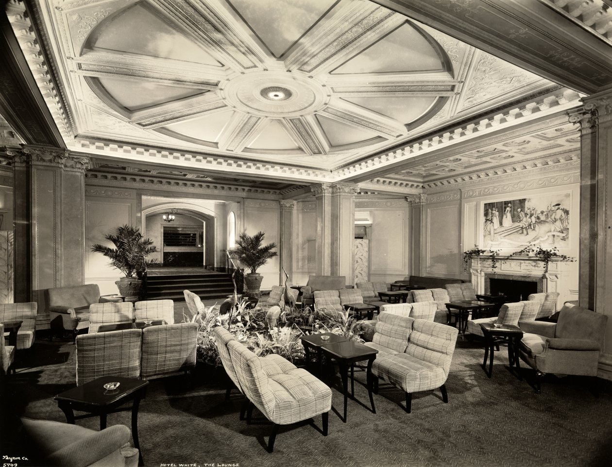 Die Lounge, Blick nach Südwesten im Hotel White, 37th Street und Lexington Avenue, New York, 1937 von Byron Company