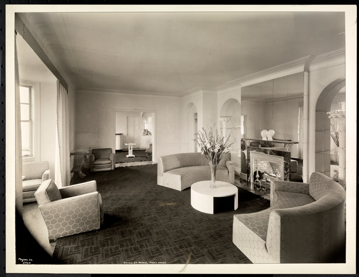 Das Wohnzimmer des Penthouses im Hotel St. Regis, 1937 von Byron Company