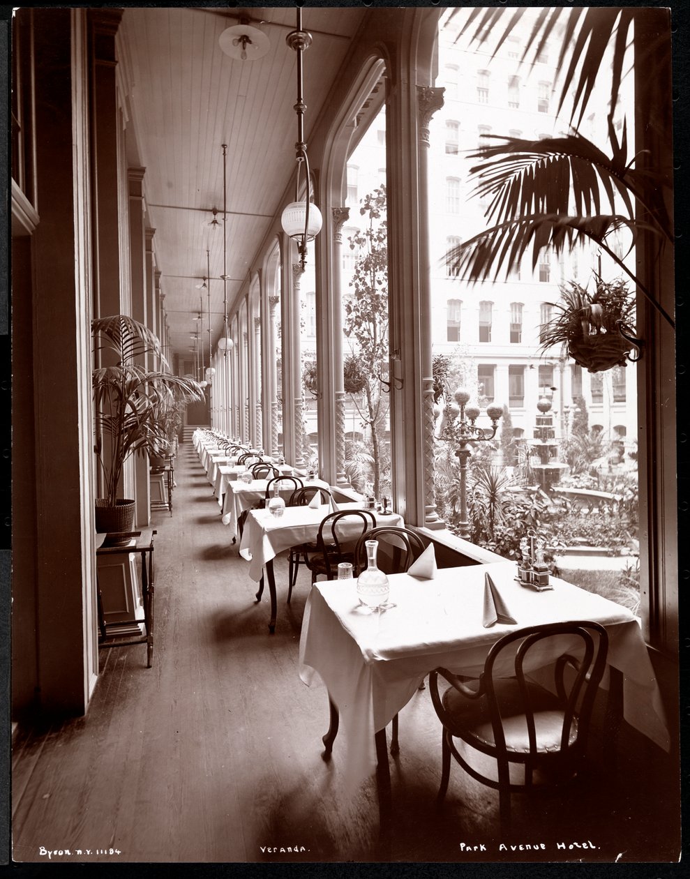 Die Veranda im Park Avenue Hotel, 1901 oder 1902 von Byron Company
