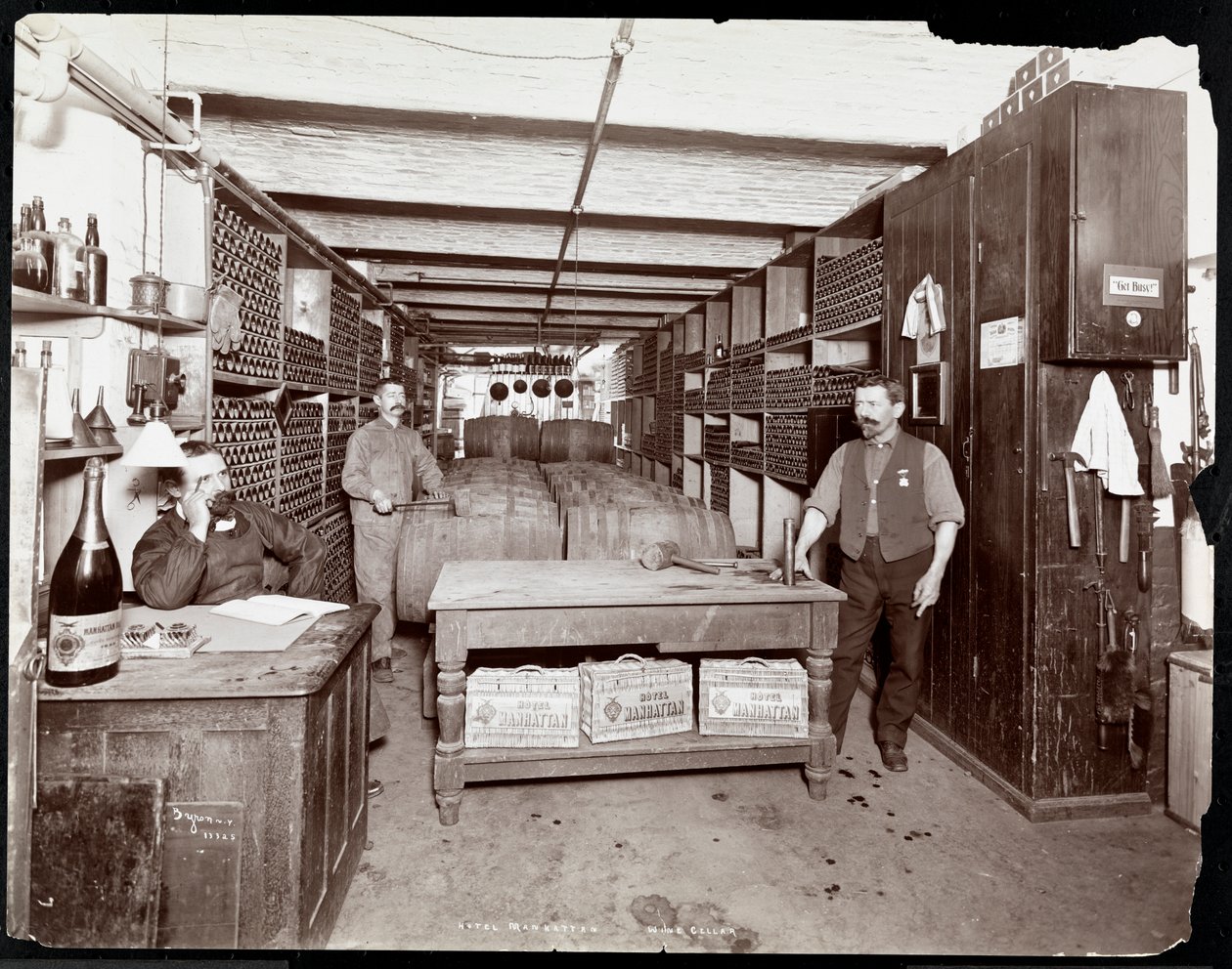 Der Weinkeller des Hotel Manhattan, 1902 von Byron Company
