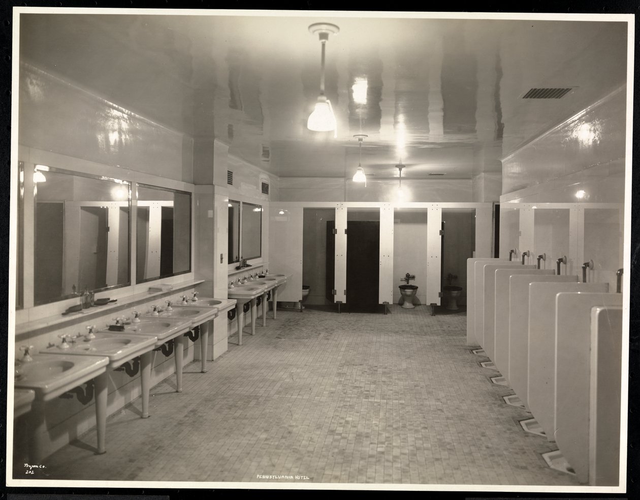 Toiletten im Hotel Pennsylvania, 1918 von Byron Company