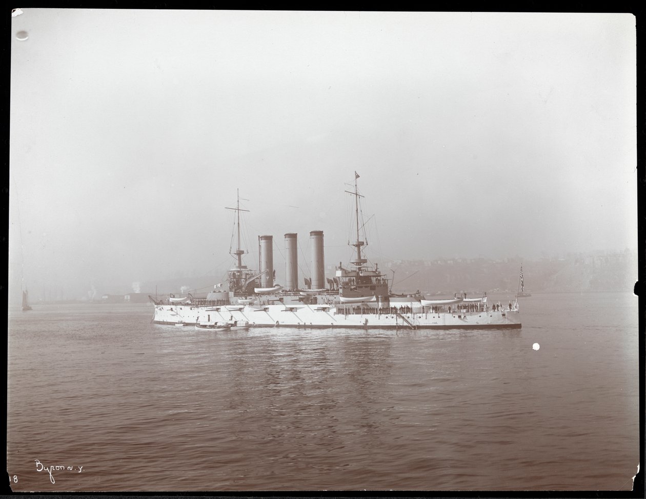 Ansicht eines Militärschiffs, vermutlich auf dem Hudson River in der Nähe von West Point beim Besuch von Prinz Louis von Battenberg, 1905 von Byron Company