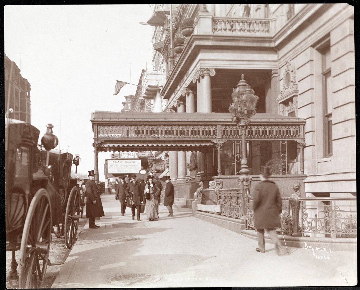 Ansicht des Hotel Manhattan an der 42nd Street und Madison Avenue, New York, 1900 oder 1901 (Silbergelatineabzug) von Byron Company
