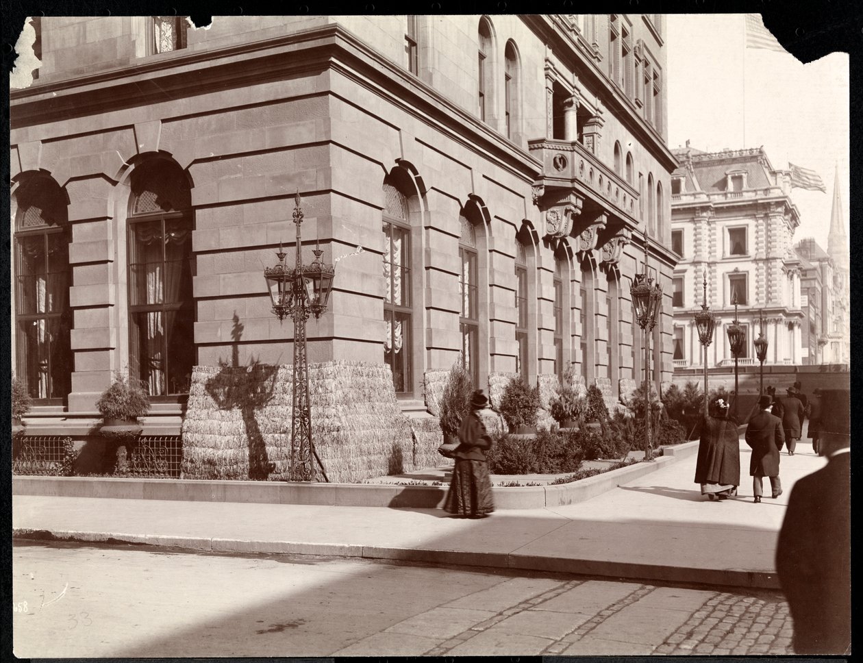 Ansicht des Waldorf Astoria Hotels und der J. J. Astor Residenz entlang der 5th Avenue an der 33. und 34. Straße, New York, 1895 (Silbergelatineabzug) von Byron Company