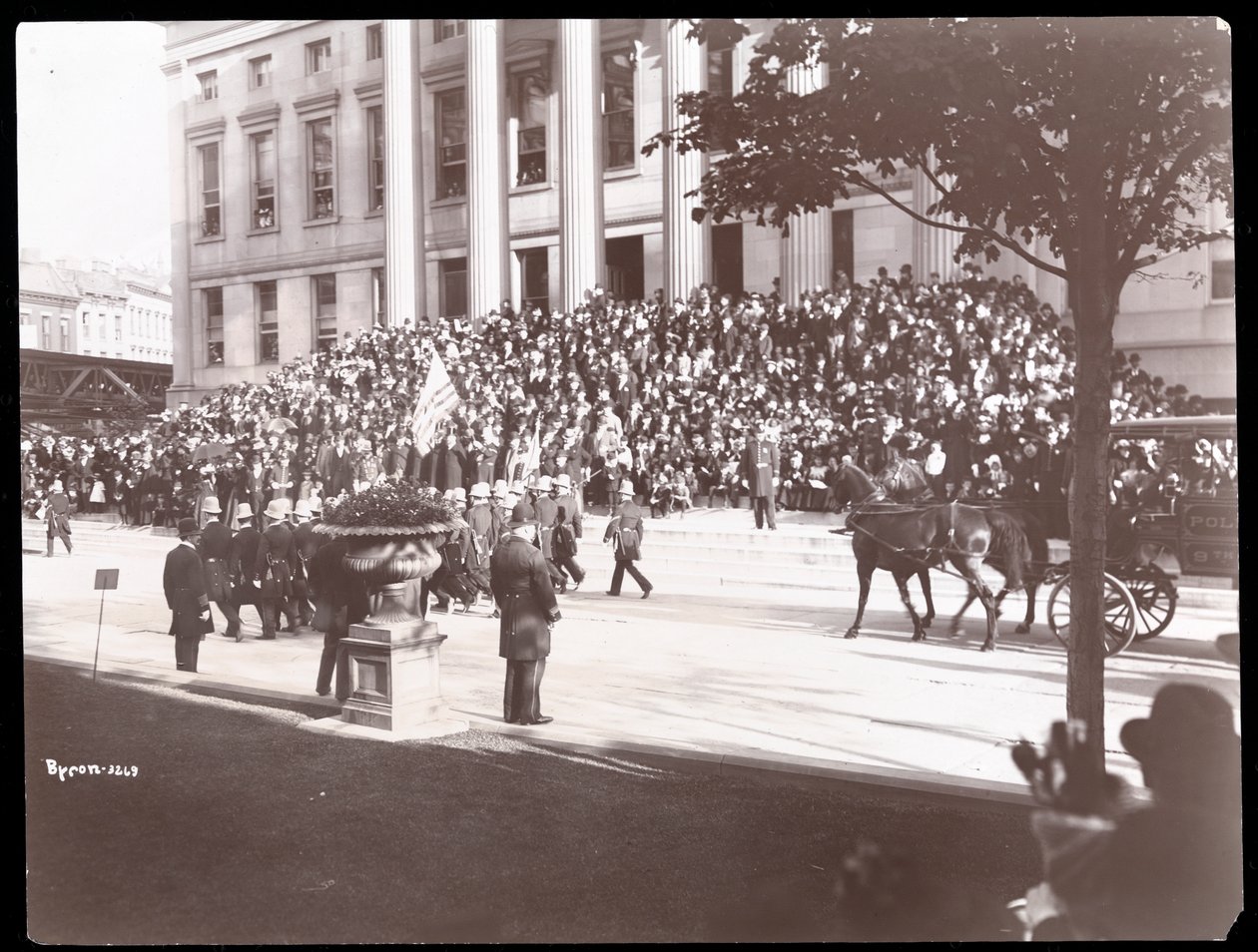 Ansicht der Menge auf den Stufen der Brooklyn Borough Hall während der Brooklyn Police Parade, 1897 von Byron Company