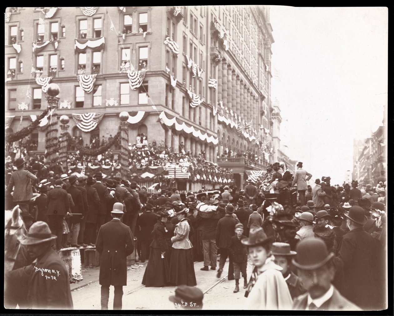 Ansicht der Menschenmengen in der Nähe des Waldorf Astoria Hotels an der 34th Street während der Dewey Parade auf der Fifth Avenue, New York, 1899 von Byron Company