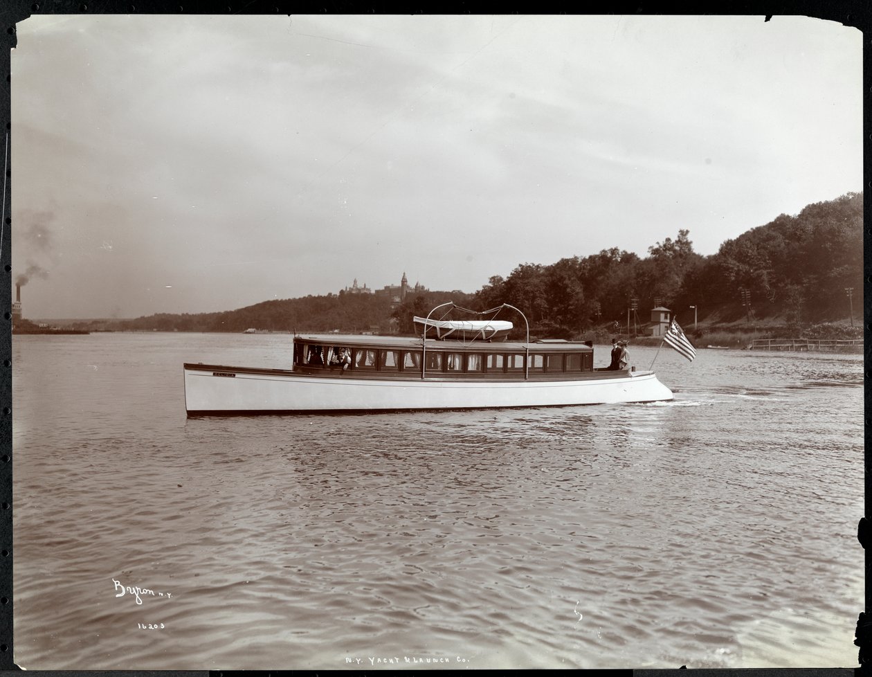 Ansicht der Yacht Delicia der New York Yacht, Launch und Engine Co. auf dem Hudson River in der Nähe von Morris Heights, New York, 1903 von Byron Company