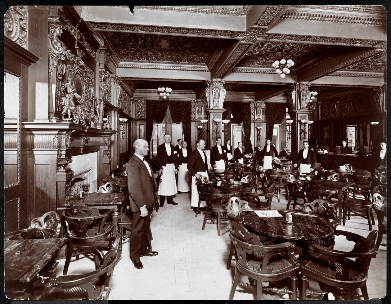 Kellner in einem Café im Hotel Delmonico, 1902 von Byron Company
