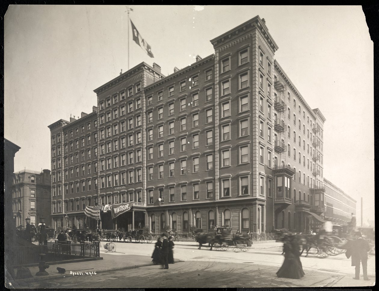 Windsor Hotel an der 5th Avenue von der 46. bis zur 47. Straße, New York, 1898 von Byron Company